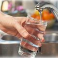 Чому так важливо пити воду вранці натщесерце, та як саме це вплине на ваше здоров’я
