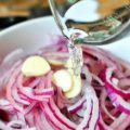 Рецепт маринованої цибулі до салатів. Виходить хрумка та дуже смачна