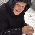 Син зняв на камеру, як його 101-річна мама радіє снігу (відео)