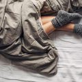 Всім людям варто спати у шкарпетках: експерт пояснив чому