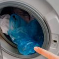 Навіщо класти целофановий мішок у пральну машину: хитрий трюк досвідчених господинь