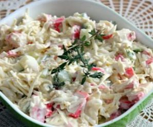 Смачний святковий салат з крабовими паличками. Усі подруги просять рецепт