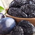 Чому жінкам важливо щодня вживати чорнослив (особливо після сорока)