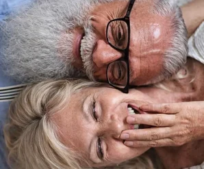 Жінка після 60 років повинна перестати робити в ліжку ці 3 шкідливі речі, які шкодять здоров’ю